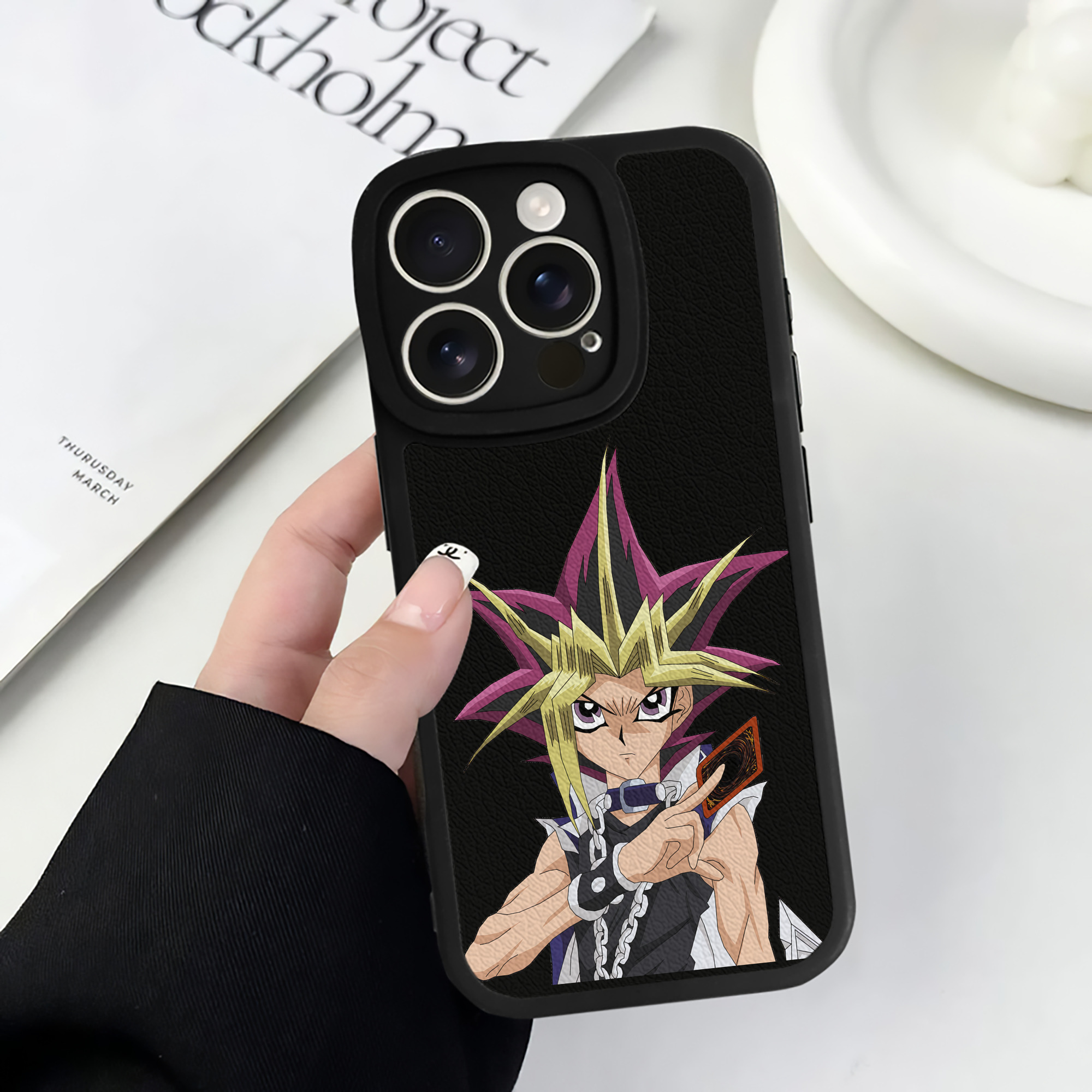 （画像用） 遊☆戯☆王 Yu-Gi-Oh! 【iPhone 16シリーズ対応】シリコンスマホケース（レザー調） 材質：シリコン